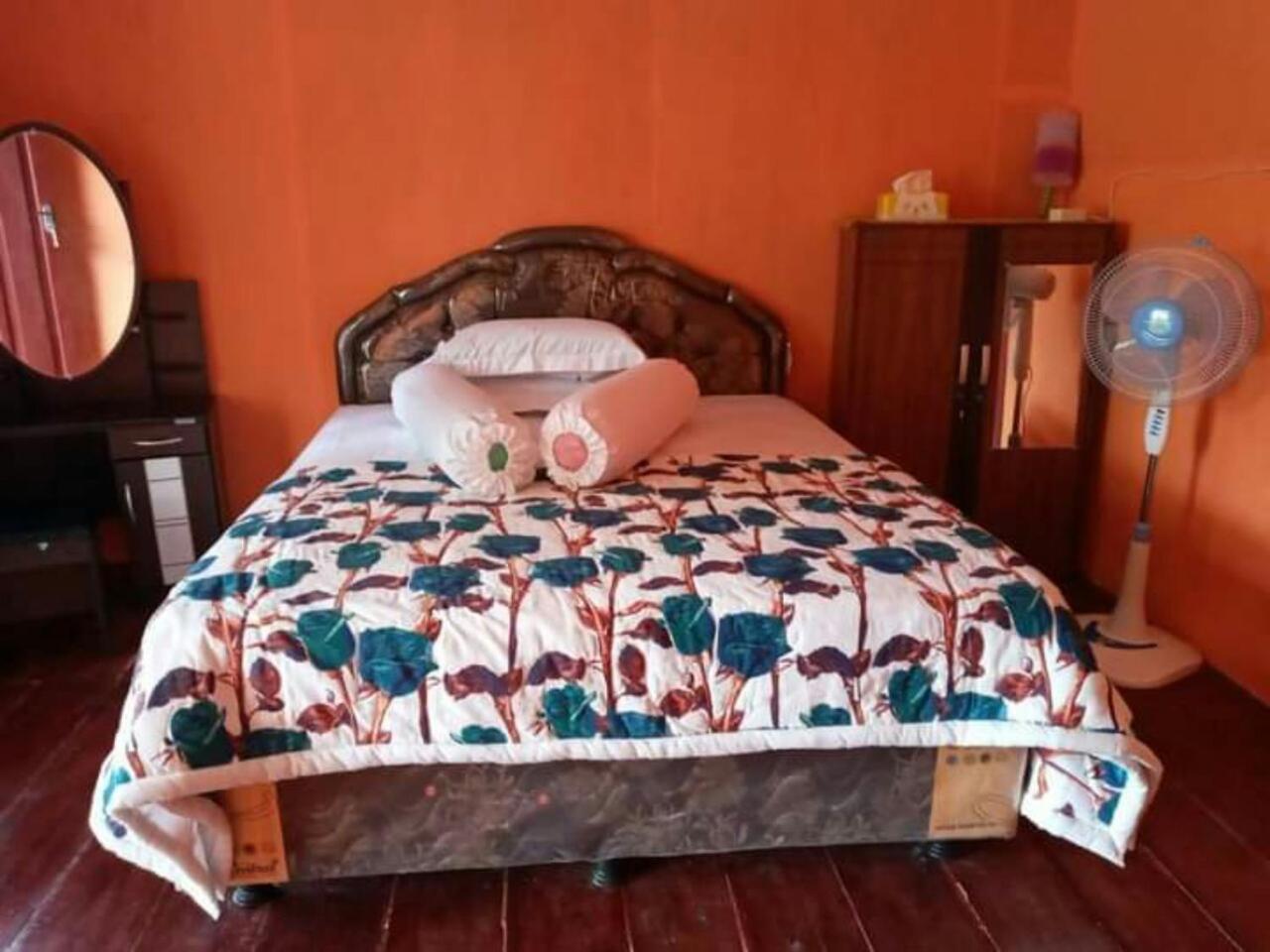 Nusa Nalan Beach Resort Rumah Olat Bilik gambar