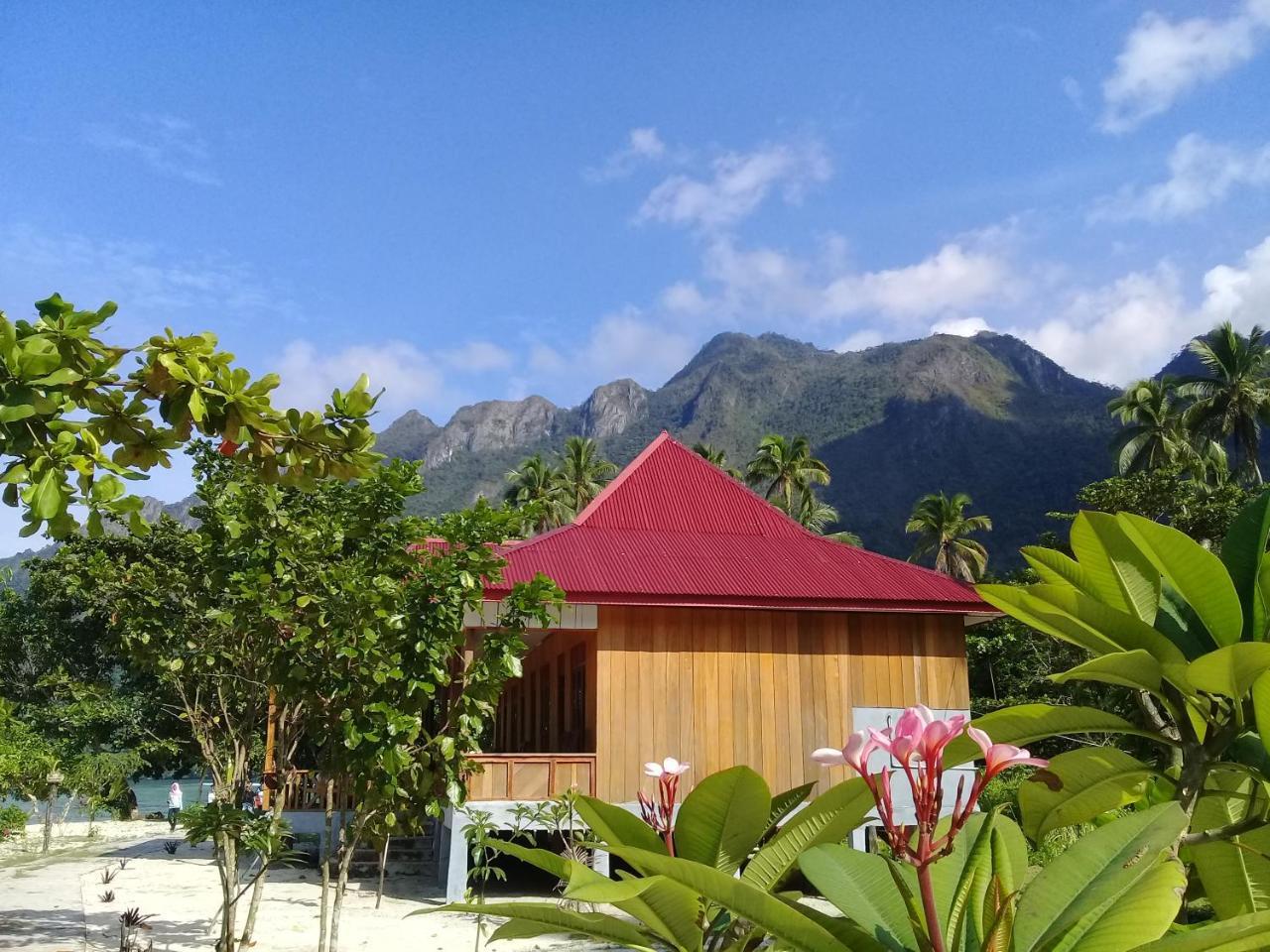 Nusa Nalan Beach Resort Rumah Olat Luaran gambar